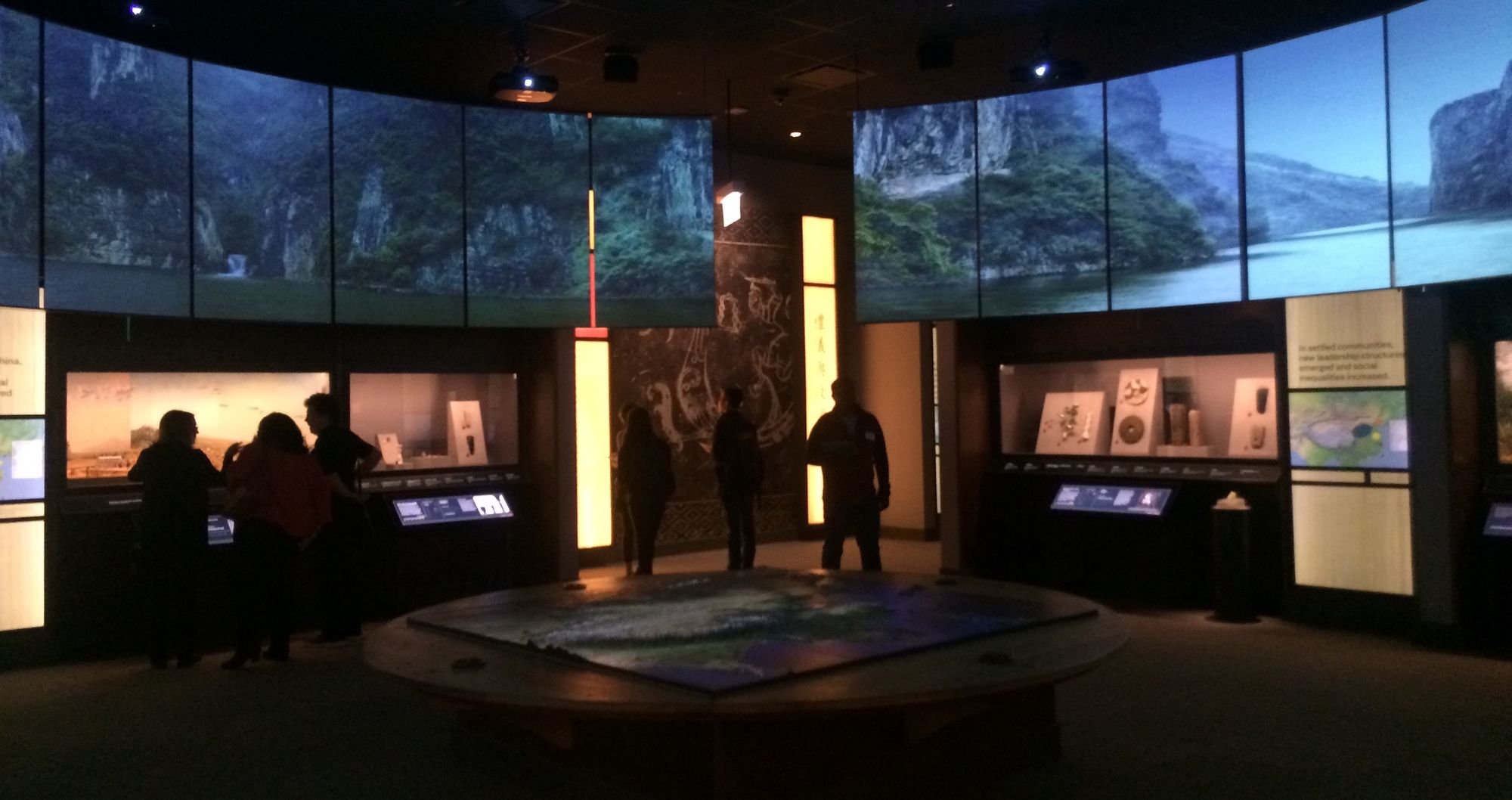 Digital Exhibit Labels in Museums: Promoting Visitor Engagement with Cultural Artifacts.